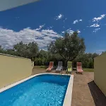 Rosie Villa *